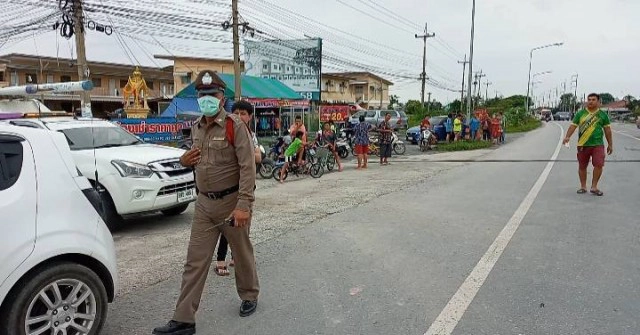 อุบัติเหตุรถกระบะชนเสาไฟฟ้าหัก 10 ต้น เสาไฟล้มลงมาทับรถชาวบ่้าน