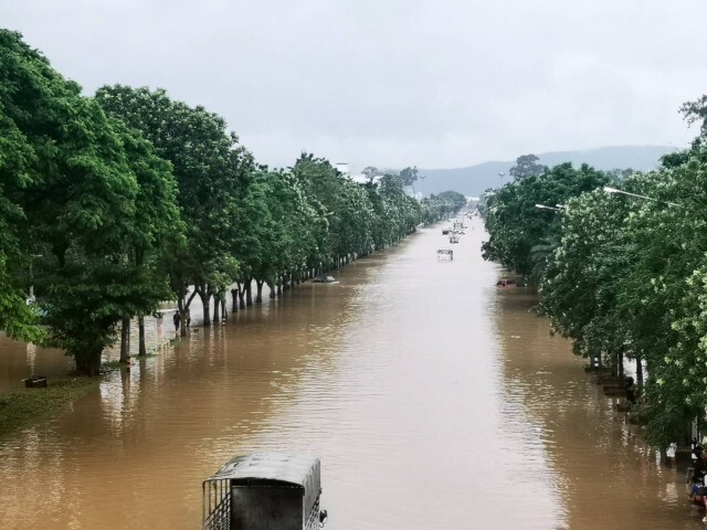 เมืองปากช่อง​อ่วม!!​ น้ำป่าทะลัก มิตรภาพสายเก่าเกือบ1เมตร