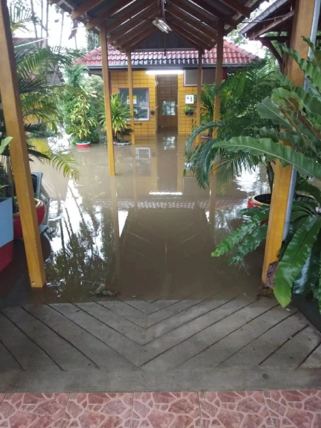 ตร.ทางหลวงเพชรบุรี แนะนำเส้นทางเลี่ยงน้ำท่วมชะอำ