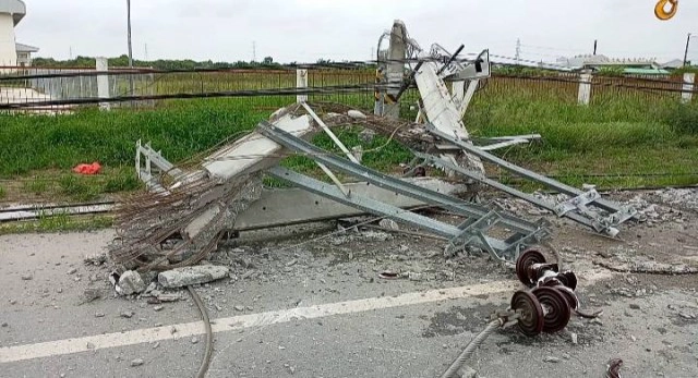 อุบัติเหตุรถกระบะชนเสาไฟฟ้าหัก 10 ต้น เสาไฟล้มลงมาทับรถชาวบ่้าน