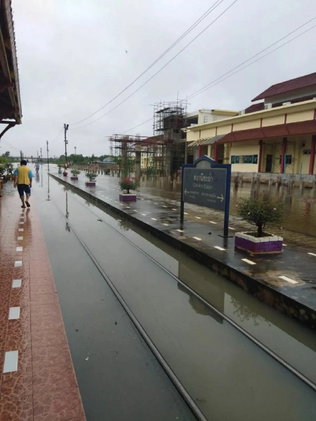 ตร.ทางหลวงเพชรบุรี แนะนำเส้นทางเลี่ยงน้ำท่วมชะอำ