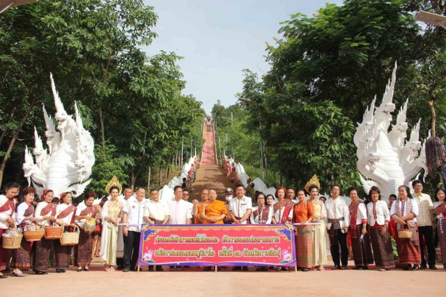 ชาวพุทธ 2 หมื่นร่วมตักบาตรเทโวถวายบันไดสวรรค์