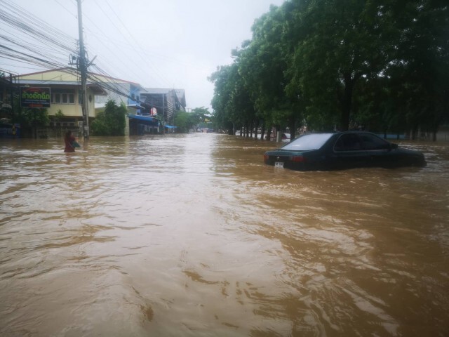 เมืองปากช่อง​อ่วม!!​ น้ำป่าทะลัก มิตรภาพสายเก่าเกือบ1เมตร