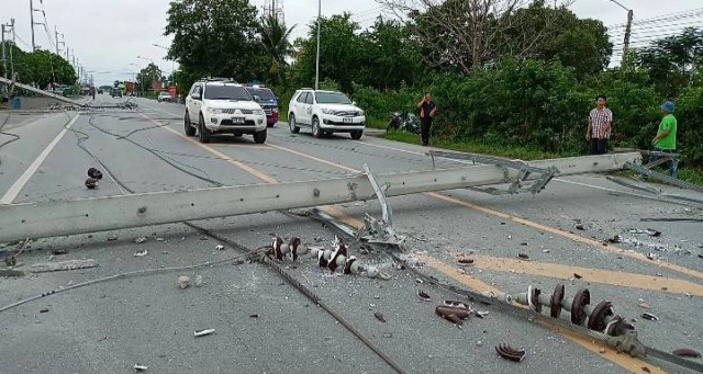 อุบัติเหตุรถกระบะชนเสาไฟฟ้าหัก 10 ต้น เสาไฟล้มลงมาทับรถชาวบ่้าน
