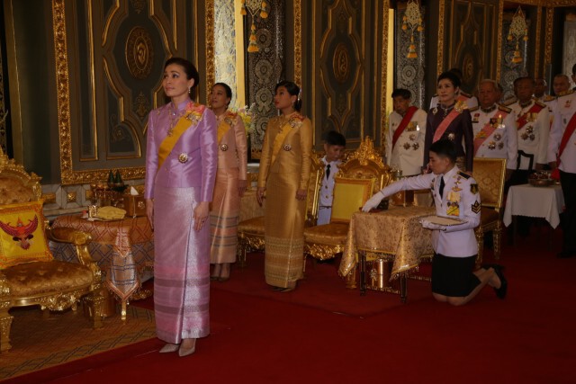 ในหลวง-พระราชินี เสด็จฯ ถวายผ้าพระกฐิน วัดราชบพิธ