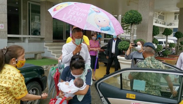 ได้ใจอีกแล้ว พ่อเมืองปทุมฯ กางร่มส่งแม่ลูกอ่อนขึ้นรถกลับบ้าน