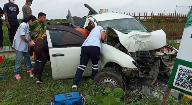 อุบัติเหตุรถกระบะชนเสาไฟฟ้าหัก 10 ต้น เสาไฟล้มลงมาทับรถชาวบ่้าน