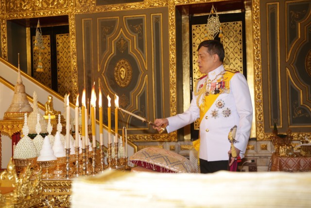 ในหลวง-พระราชินี เสด็จฯ ถวายผ้าพระกฐิน วัดราชบพิธ