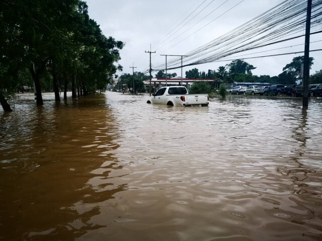เมืองปากช่อง​อ่วม!!​ น้ำป่าทะลัก มิตรภาพสายเก่าเกือบ1เมตร