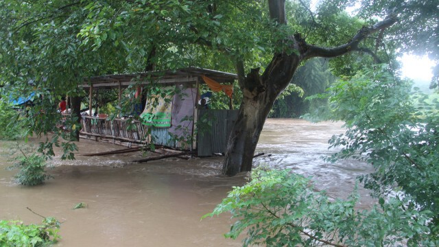 ฝนตกหนักน้ำป่าไหลทะลักตัดขาด3หมู่บ้าน