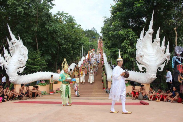 ชาวพุทธ 2 หมื่นร่วมตักบาตรเทโวถวายบันไดสวรรค์