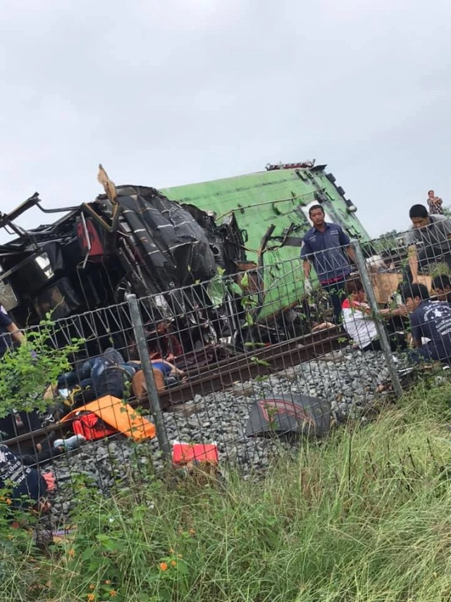 "บิ๊กป้อม" สั่งเร่งช่วยเหลือ รถไฟชนรถบัสแสวงบุญ ดับ 17 ศพ