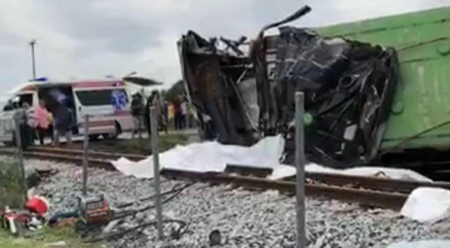 "บิ๊กป้อม" สั่งเร่งช่วยเหลือ รถไฟชนรถบัสแสวงบุญ ดับ 17 ศพ