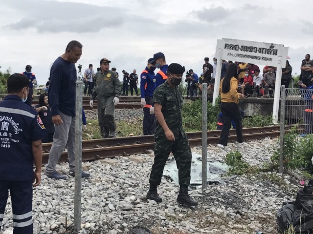ทหารจิตอาสา ช่วยอุบัติเหตุรถไฟชนรถบัส