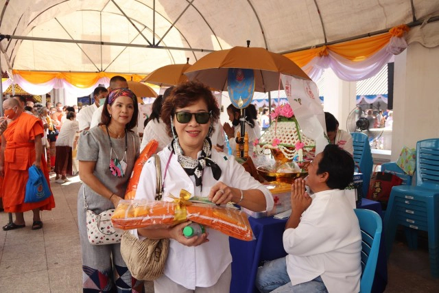 คนนับพันร่วมทอดกฐิน 183วัดตกค้าง