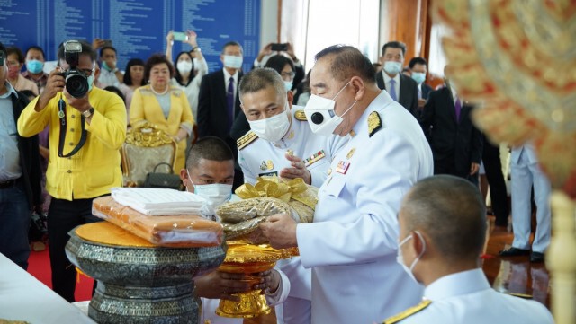 "พล.อ.ประวิตร" อัญเชิญผ้าพระกฐินพระราชทาน ทอดวัดสมานฯ