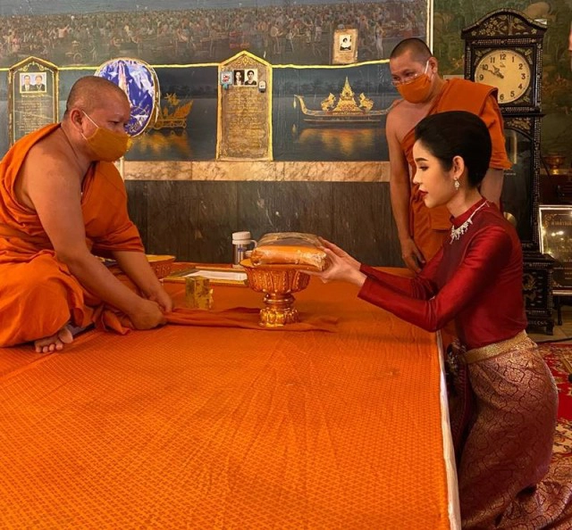 ส่อง "ผมสั้นกับชุดไทย" ของ "หมวย โซฮอท" สาวสองคนดัง ไปงานทำบุญกฐิน