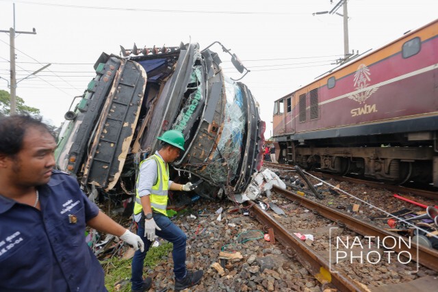 คนรอดชีวิตเล่านาทีรถไฟชนบัสกฐิน บางศพคอขาดกระเด็น