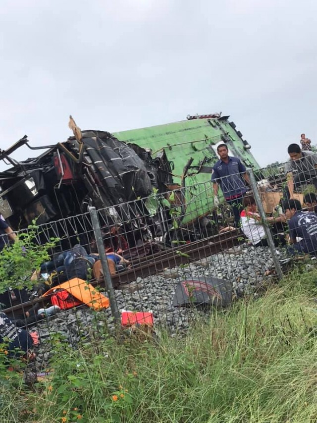ด่วน.! รถไฟชนกับรถบัส ดับ 16 ศพ