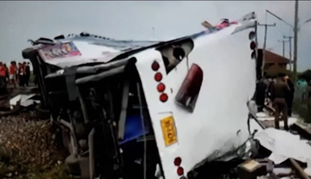 ผู้ว่าฯแปดริ้ว ยืนยัน อุบัติเหตุรถไฟขยี้รถบัส ดับแล้ว 20 ศพ