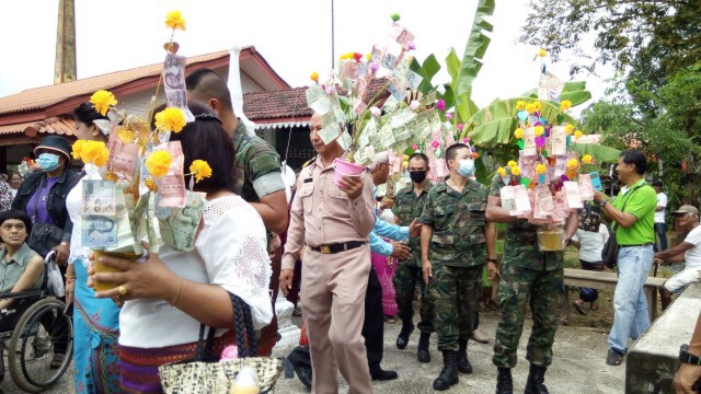 สีสันแห่พุ่มกฐินทางน้ำย้อนยุค