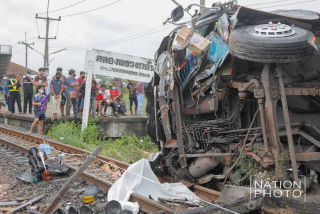 คนรอดชีวิตเล่านาทีรถไฟชนบัสกฐิน บางศพคอขาดกระเด็น