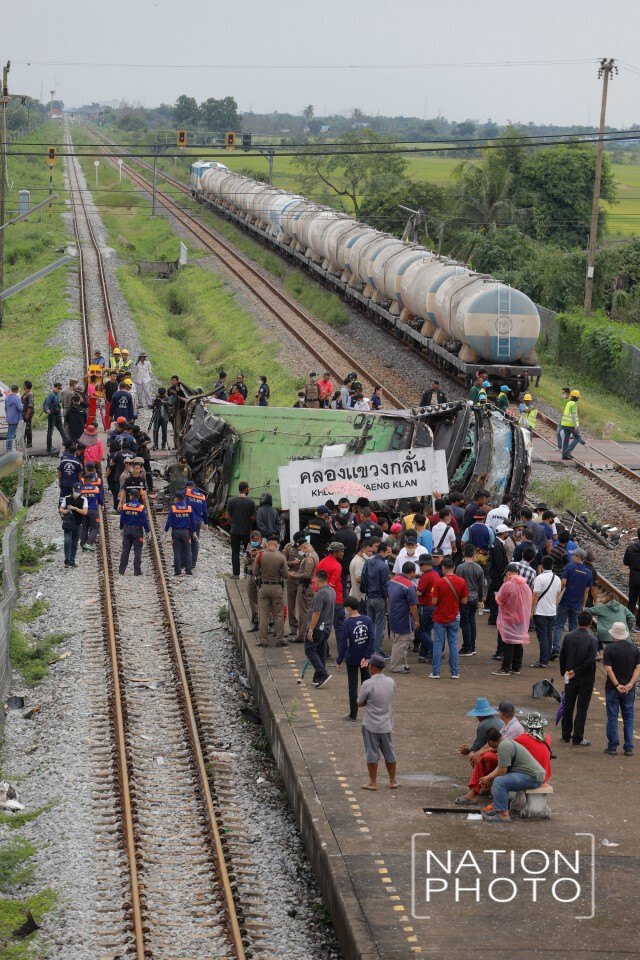 คนรอดชีวิตเล่านาทีรถไฟชนบัสกฐิน บางศพคอขาดกระเด็น