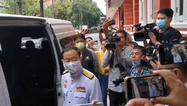 "ขุนคลัง" ปัดตอบคำถามสื่อ