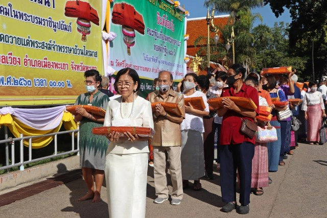 คนนับพันร่วมทอดกฐิน 183วัดตกค้าง