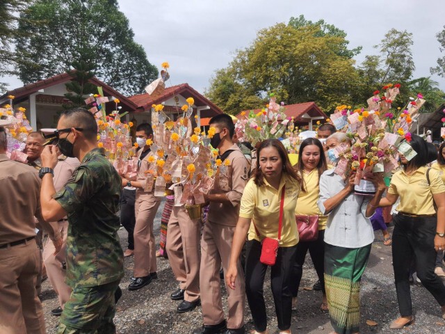 สีสันแห่พุ่มกฐินทางน้ำย้อนยุค