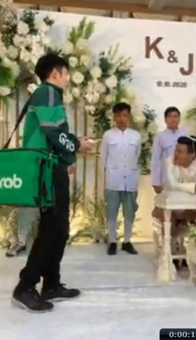 หนุ่มโผล่งานแต่งเพื่อน ตรงตรีมเป๊ะสุด งงคนเราใส่ชุดแค่นี้มองทั้งงาน