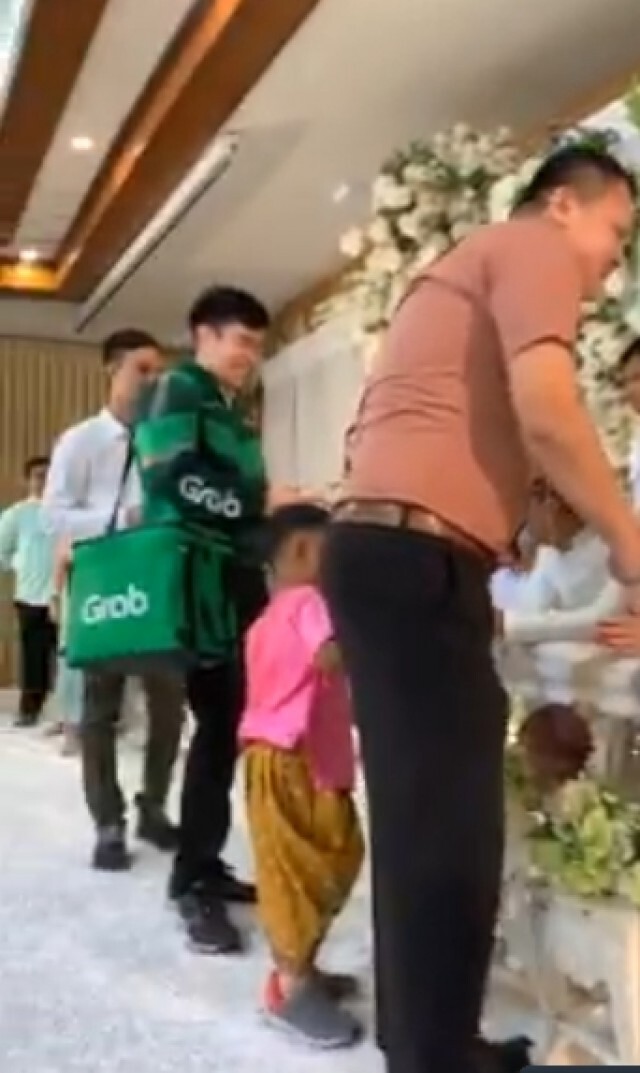 หนุ่มโผล่งานแต่งเพื่อน ตรงตรีมเป๊ะสุด งงคนเราใส่ชุดแค่นี้มองทั้งงาน