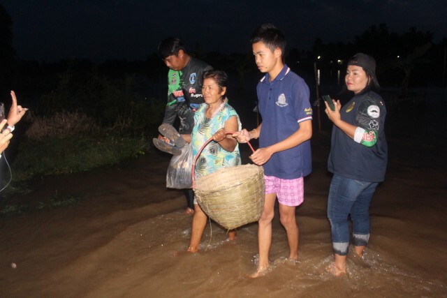 น้ำทะลักหมู่บ้านขนของขึ้นที่สูงทั้งคืน