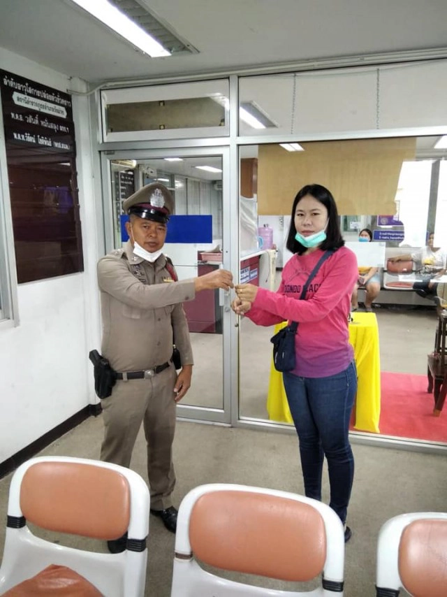 ลุงขอทานพิการจิตใจดี เก็บสร้อยพระเลี่ยมทอง โร่คลานส่งตำรวจตามหาเจ้าของ