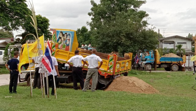 หกล้อรับจ้างกว่า 40 คันรวมตัวบรรทุกทรายทอดกฐิน