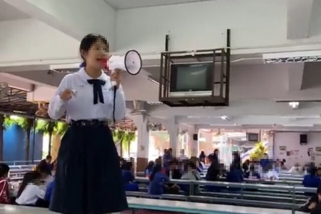 สุดฮือฮา! นร.หญิงล้วน ร.ร.ดัง ปราศรัยกลางโรงอาหาร จวกอำนาจนิยมในโรงเรียนก่อนชวนมาม็อบ 14 ต.ค.นี้