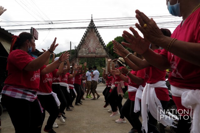 กฐินวัดวังใหญ่! สามัคคีไทย-มอญ ชุ่มฉ่ำบุญกลางสายฝน