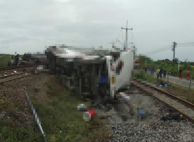 หดหู่ ชาวบ้านเดินเก็บต้นกฐินของคณะทัวร์  หลังรถไฟชนรถบัส