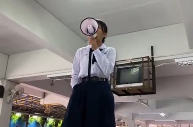 สุดฮือฮา! นร.หญิงล้วน ร.ร.ดัง ปราศรัยกลางโรงอาหาร จวกอำนาจนิยมในโรงเรียนก่อนชวนมาม็อบ 14 ต.ค.นี้