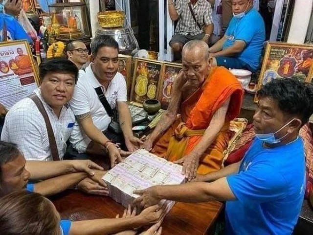 ถือเป็นบุญตา หลวงปู่พัฒน์ บริจาคเงินสด 50 ล้าน ให้รพ. สร้างอาคารสงฆ์