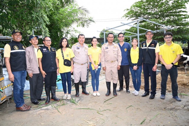 อธิบดีกรมปศุสัตว์ มอบหญ้าอาหารสัตว์พระราชทาน พร้อมถุงยังชีพปศุสัตว์