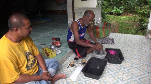 เกษตรกรนักคิด ผลิตถ่านชาร์โคลกินขับสารพิษในร่างกาย