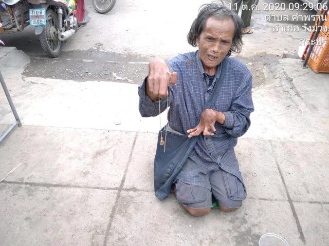 ลุงขอทานพิการจิตใจดี เก็บสร้อยพระเลี่ยมทอง โร่คลานส่งตำรวจตามหาเจ้าของ