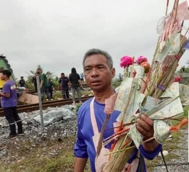 หดหู่ ชาวบ้านเดินเก็บต้นกฐินของคณะทัวร์  หลังรถไฟชนรถบัส