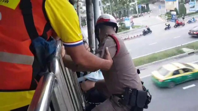 ระทึก! ตำรวจชาร์จช่วยสาวจ่อโดดสะพานลอย เครียดรักถูกกีดกัน