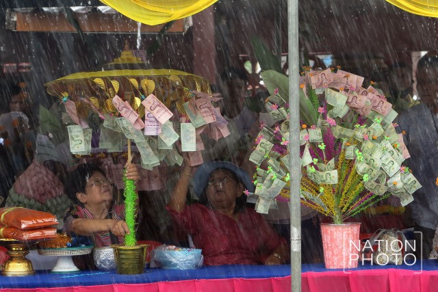 กฐินวัดวังใหญ่! สามัคคีไทย-มอญ ชุ่มฉ่ำบุญกลางสายฝน