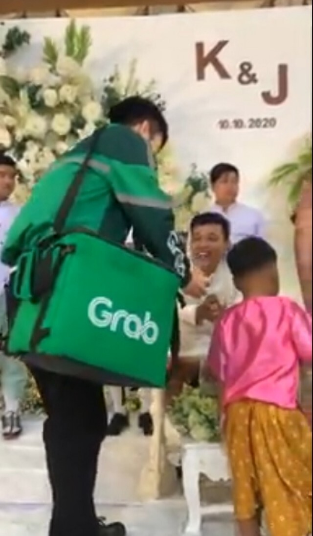 หนุ่มโผล่งานแต่งเพื่อน ตรงตรีมเป๊ะสุด งงคนเราใส่ชุดแค่นี้มองทั้งงาน