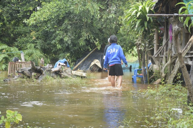 พายุ"หลิ่นฟา"พ่นพิษ น้ำทะลักเข้าท่วมหมู่บ้าน