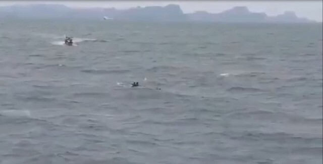 นาทีชีวิตช่วย 2 ลูกเรือประมงถูกคลื่นซัดจมกลางทะเล