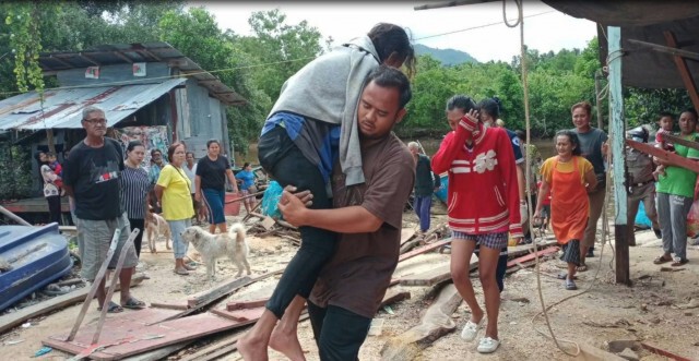 นาทีชีวิตช่วย 2 ลูกเรือประมงถูกคลื่นซัดจมกลางทะเล